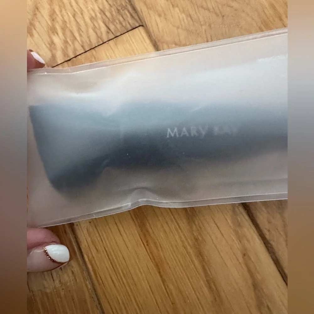 Mary Kay Sleek Black Foundation Brush